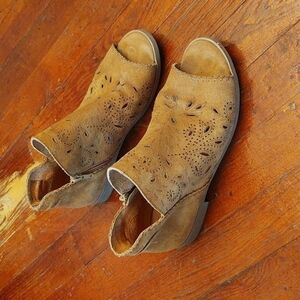 Cool by Coolway Suede Cutout Design Tan Sandals Sz 38